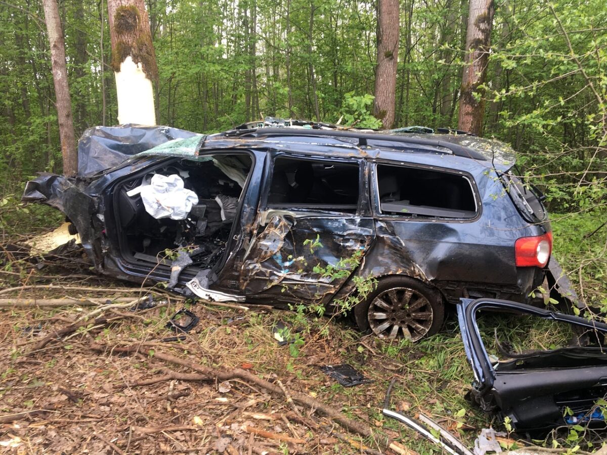 В Тверской области Фольксваген врезался в дерево В Тверской области Фольксваген врезался в дерево