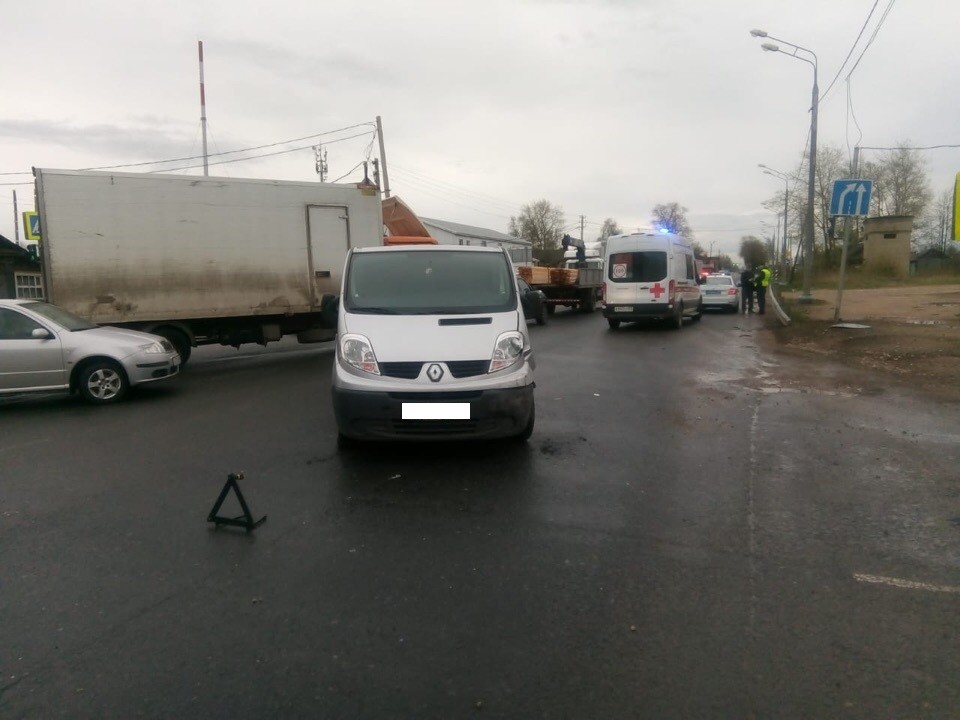 Водитель пострадал в столкновении двух автомобилей на М-10 в Тверской области