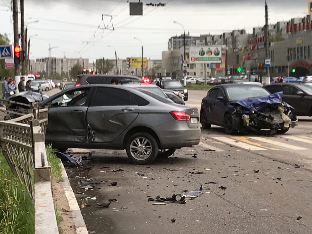 На улице Можайского в Твери произошло серьезное ДТП, есть пострадавшие
