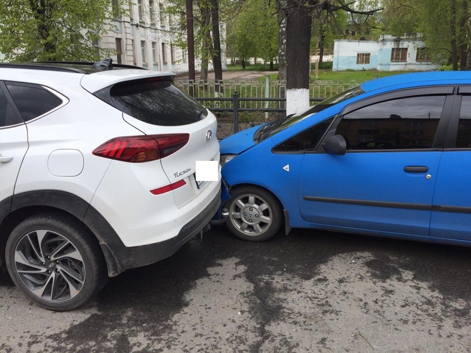 Водитель протаранил два автомобиля, уходя от столкновения в Твери