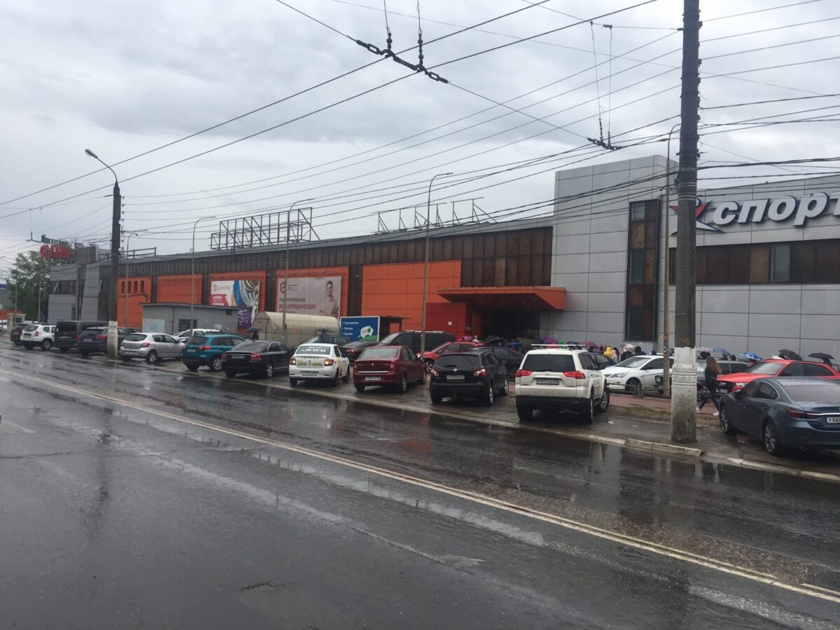 Перед гипермаркетом "Карусель" в Твери выстроилась огромная очередь