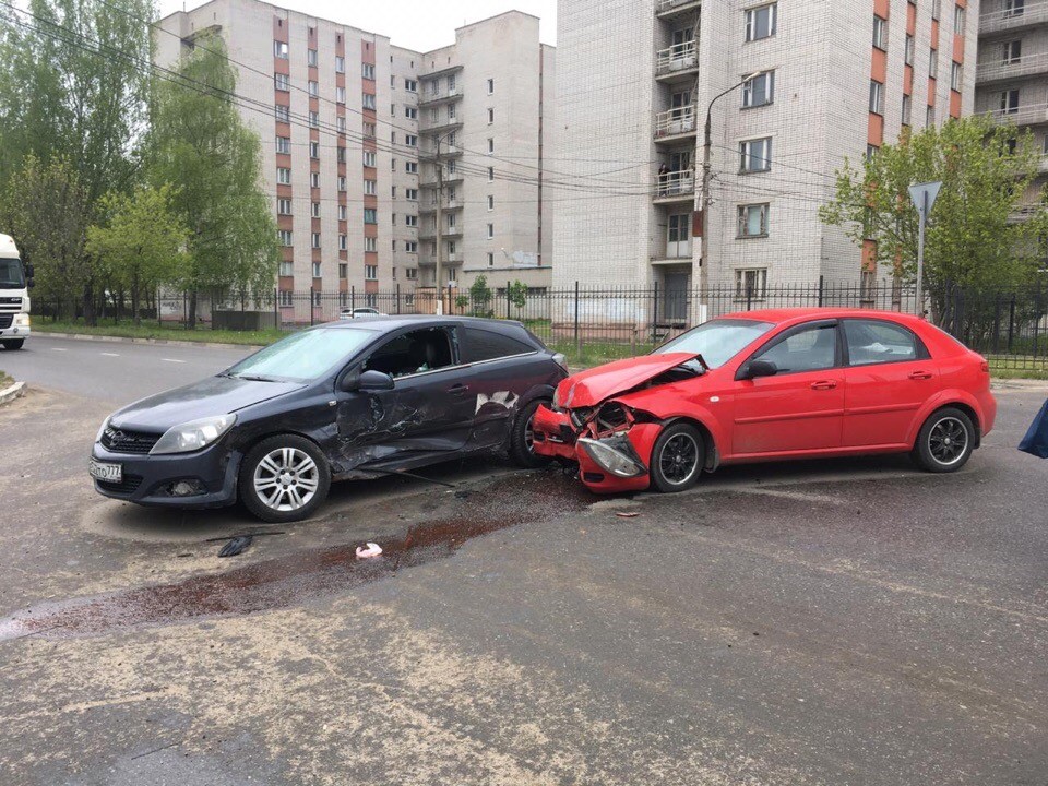 Водитель сломал два ребра в результате аварии в Твери Водитель сломал два ребра в результате аварии в Твери
