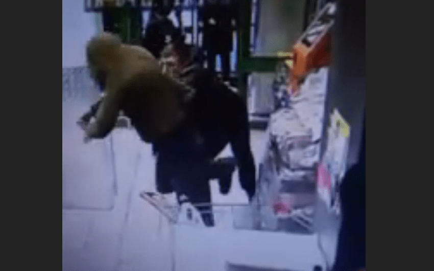 В тверском магазине мужчина устроил драку В тверском магазине мужчина устроил драку