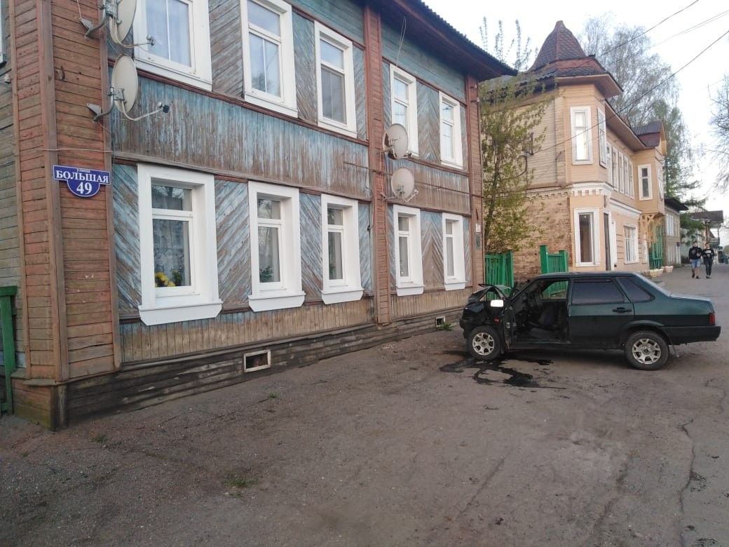 В Тверской области ВАЗ въехал в двухэтажный жилой дом В Тверской области ВАЗ въехал в двухэтажный жилой дом