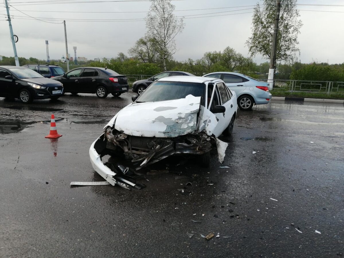 Опубликованы фото ДТП на перекрестке в Твери Опубликованы фото ДТП на перекрестке в Твери
