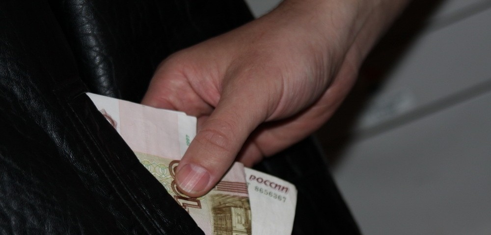 В Твери пьяный мужчина украл куртку с деньгами и документами В Твери пьяный мужчина украл куртку с деньгами и документами