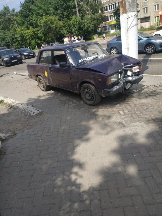"ВАЗ" вылетел к автобусной остановке, попутно сбив дорожный знак в Твери
