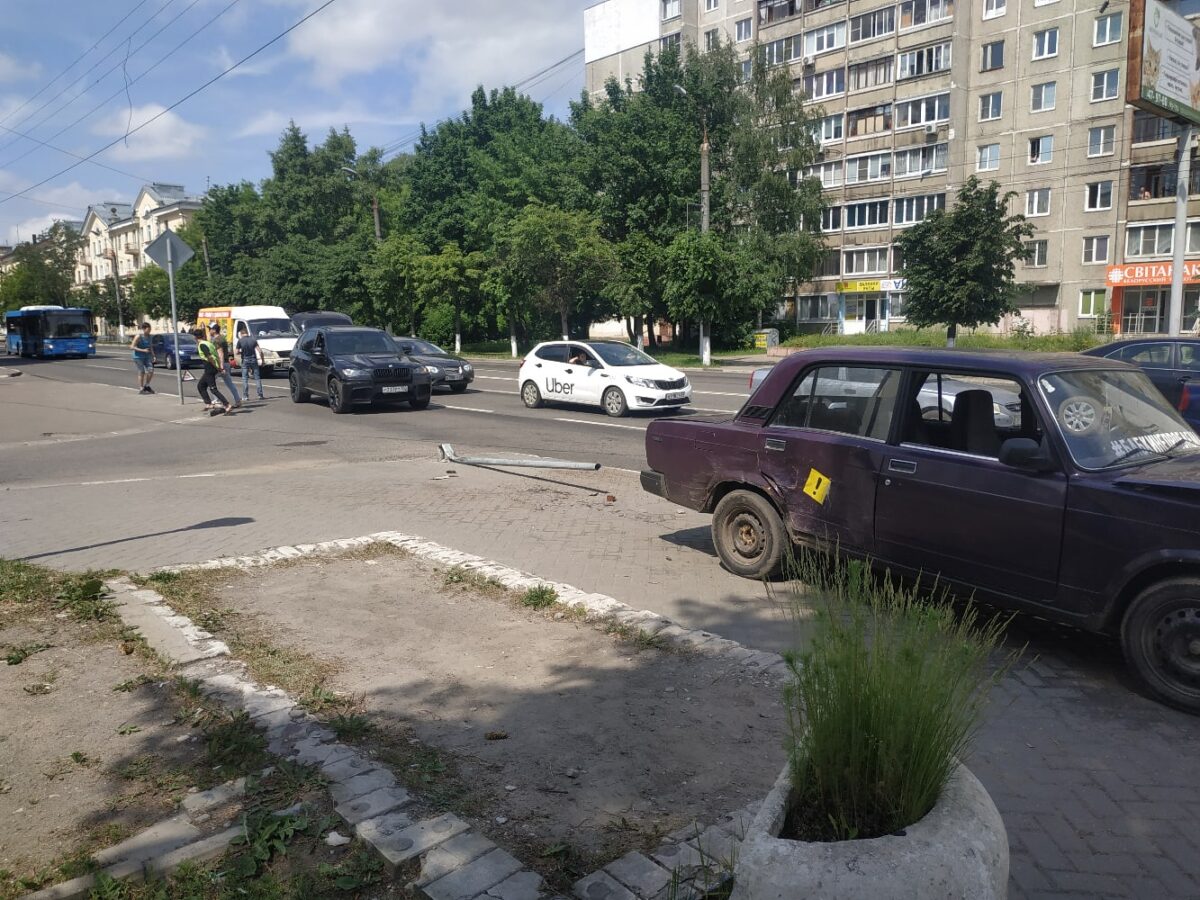 "ВАЗ" вылетел к автобусной остановке, попутно сбив дорожный знак в Твери