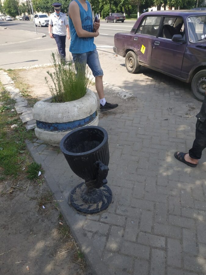 "ВАЗ" вылетел к автобусной остановке, попутно сбив дорожный знак в Твери