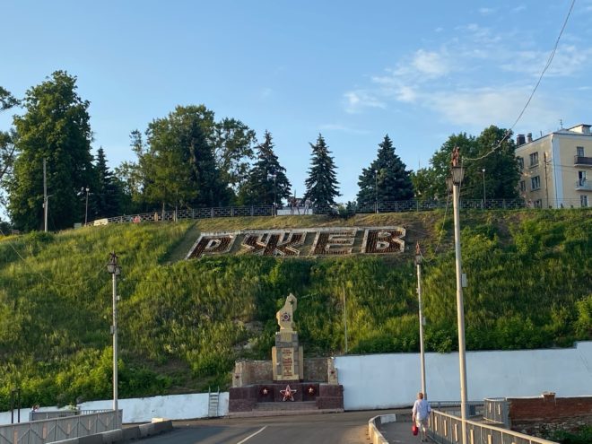 В Ржеве Тверской области неизвестные выкапывают цветы с городских клумб