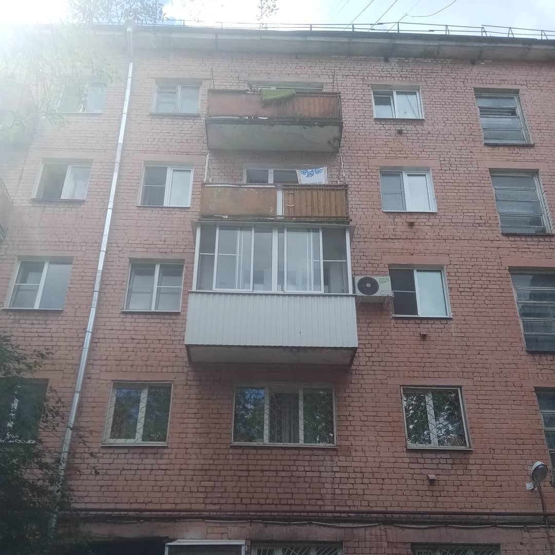 Маленький ребёнок больше часа провёл взаперти на балконе в Твери Маленький ребёнок больше часа провёл взаперти на балконе в Твери