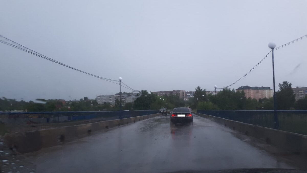 Бабушка на джипе застряла на мосту в Тверской области
