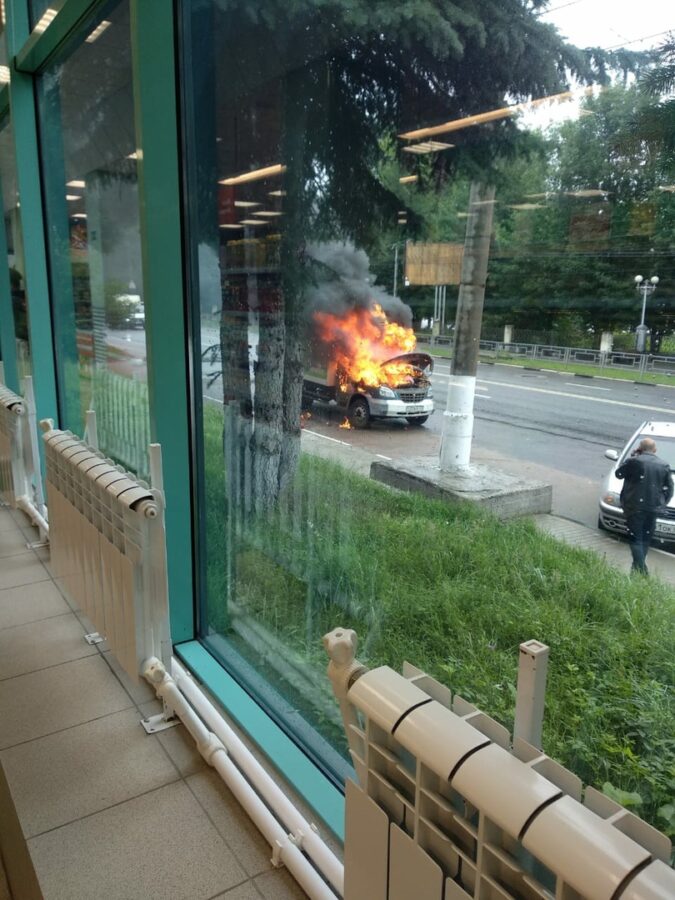 На улице Твери вспыхнул грузовой автомобиль