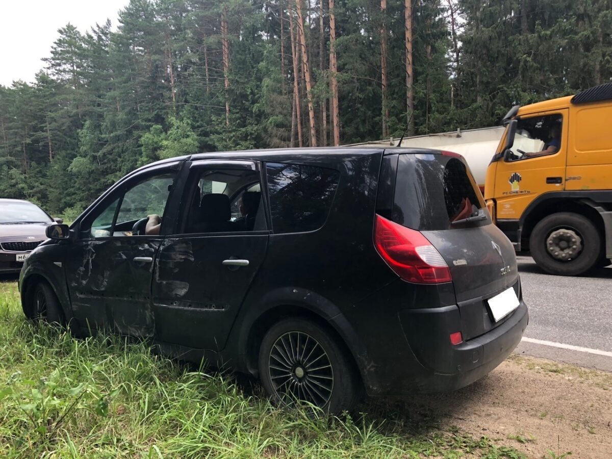 Опубликованы фотографии с места тройного ДТП с пострадавшим под Тверью