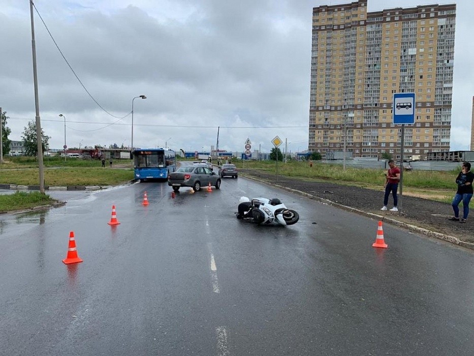 В Твери мотоциклист получил травмы в столкновении с "Ладой" В Твери мотоциклист получил травмы в столкновении с "Ладой"