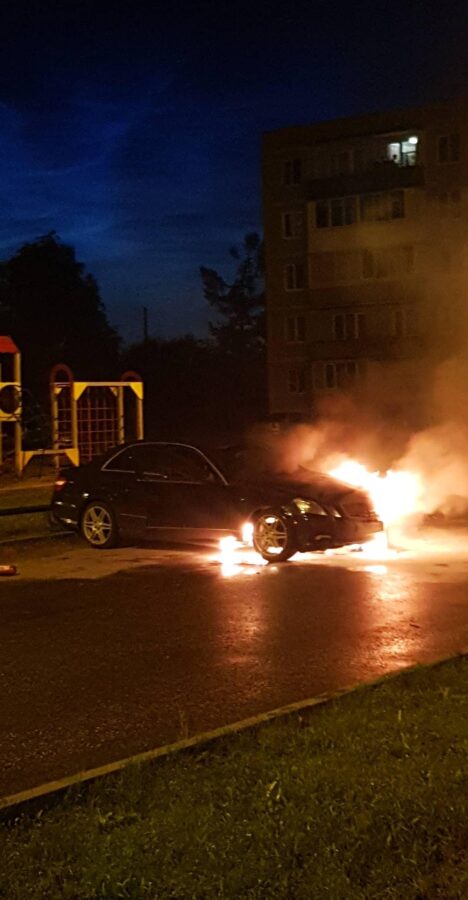 Ночью во дворе дома в Твери горел "Мерседес"