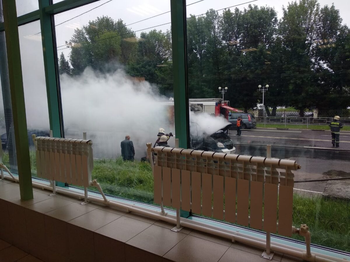 На улице Твери вспыхнул грузовой автомобиль