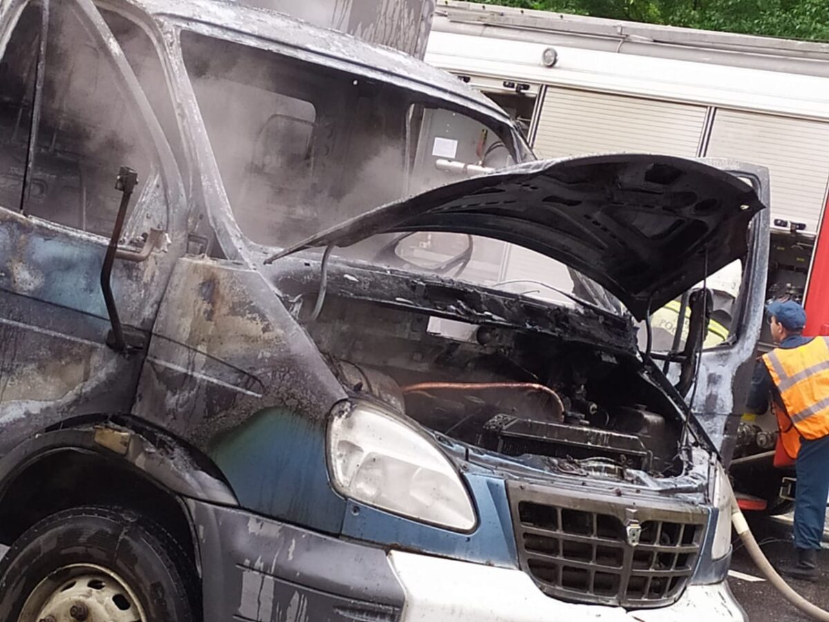 На улице Твери вспыхнул грузовой автомобиль