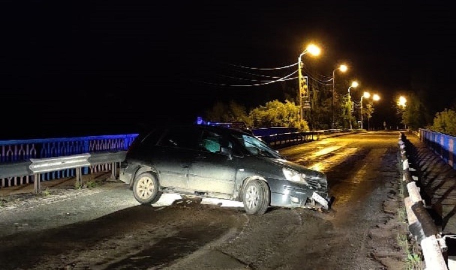 Водитель сбежал, бросив покореженную машину на мосту в Тверской области