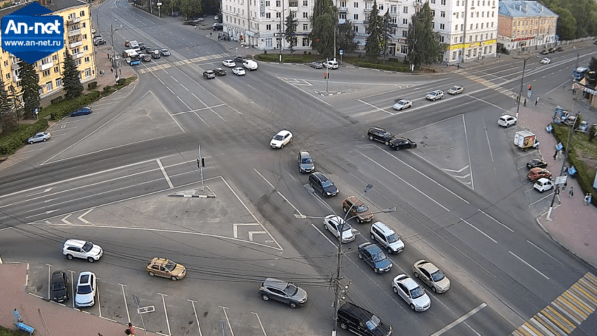 Появилась видеозапись момента ДТП на площади Капошвара в Твери Появилась видеозапись момента ДТП на площади Капошвара в Твери
