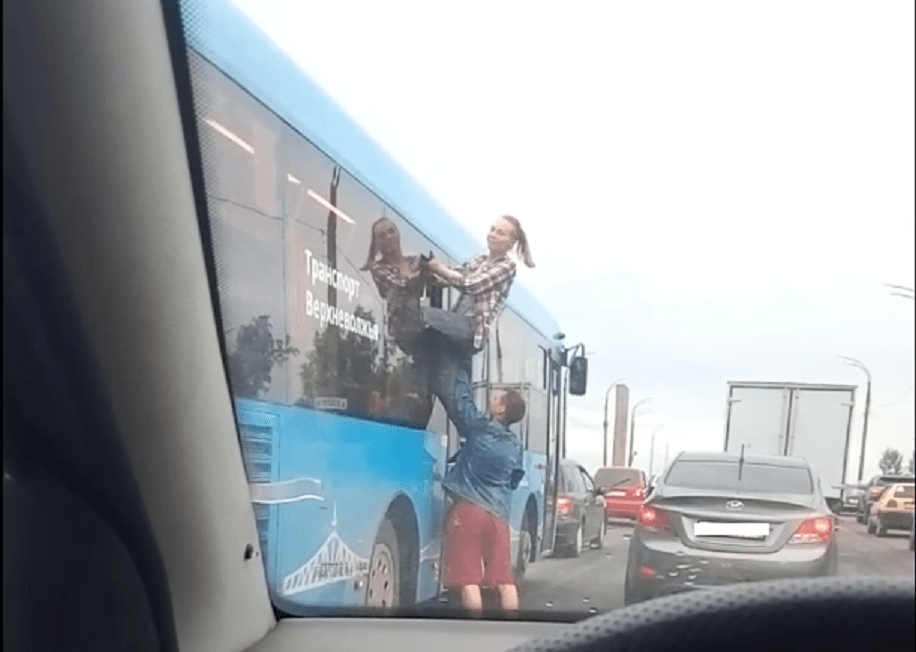 Парень и девушка в Твери покинули салон автобуса через окно Парень и девушка в Твери покинули салон автобуса через окно