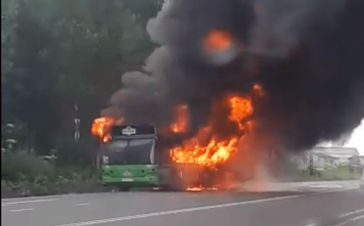 Пассажирский автобус вспыхнул на дороге в Тверской области Пассажирский автобус вспыхнул на дороге в Тверской области