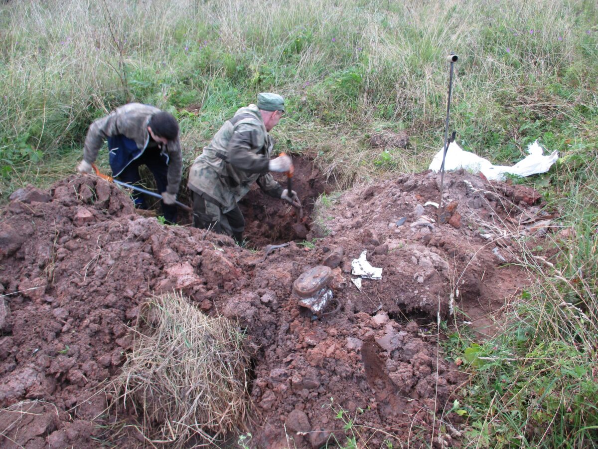 Под слоем мусора и глины тверские поисковики нашли захоронение солдат | ТОП  Тверь новости