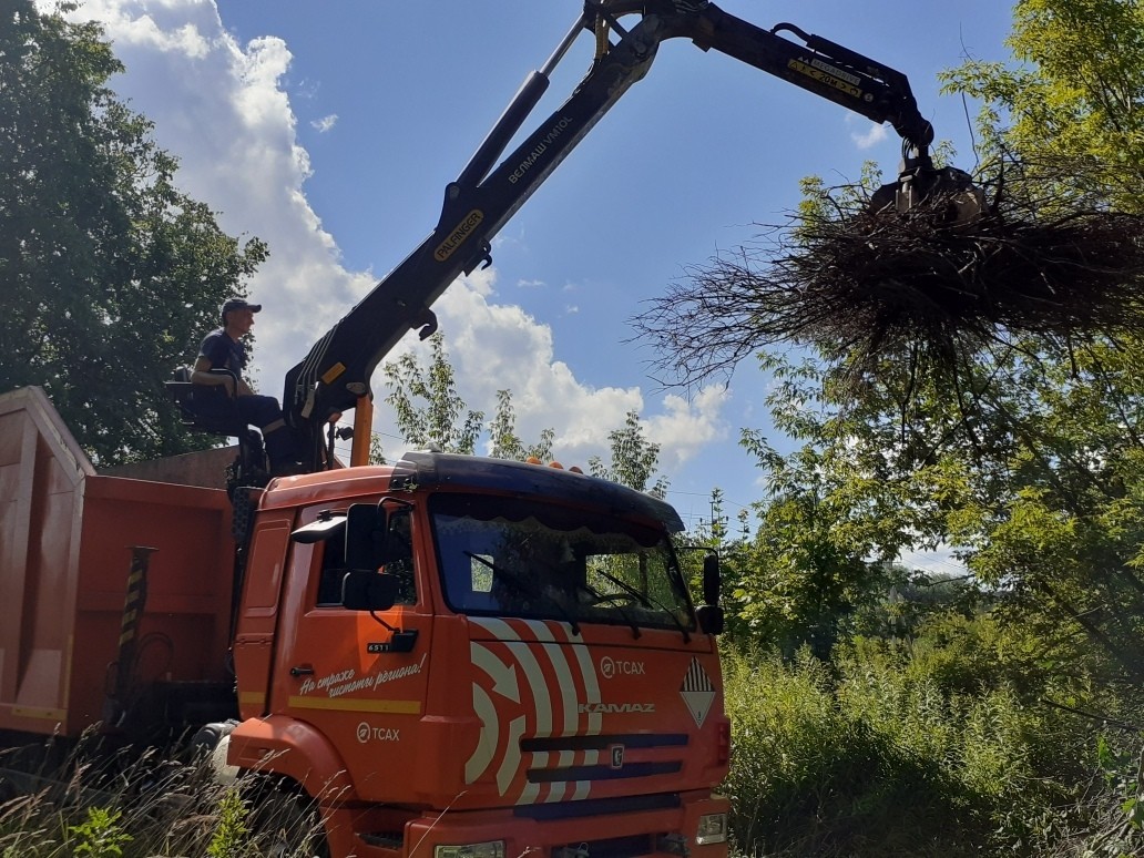 На старинном кладбище в Твери убрали 30 кубометров мусора