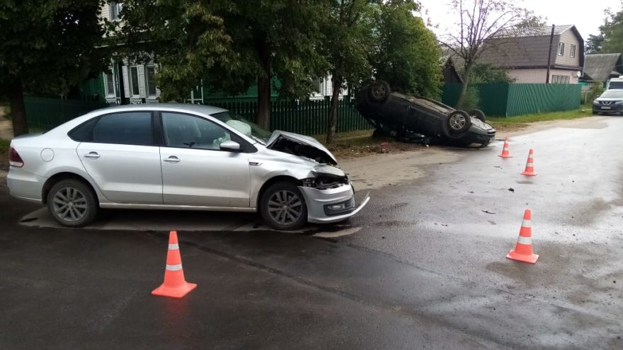 Два человека пострадали в ДТП с опрокинувшимся "Фордом" в Твери Два человека пострадали в ДТП с опрокинувшимся "Фордом" в Твери