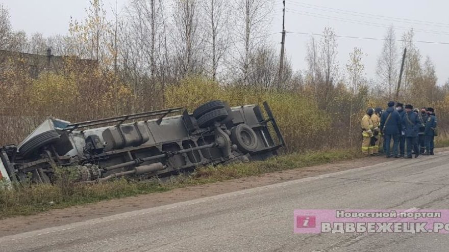 Водитель уснул за рулем в Тверской области и опрокинул грузовик Водитель уснул за рулем в Тверской области и опрокинул грузовик