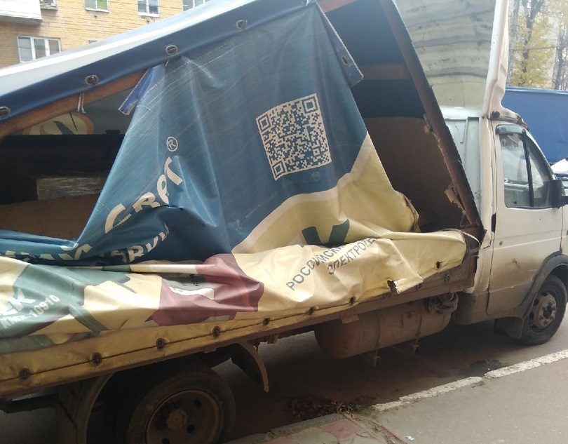 В центре Твери грузовик вылетел на тротуар и врезался в магазин В центре Твери грузовик вылетел на тротуар и врезался в магазин