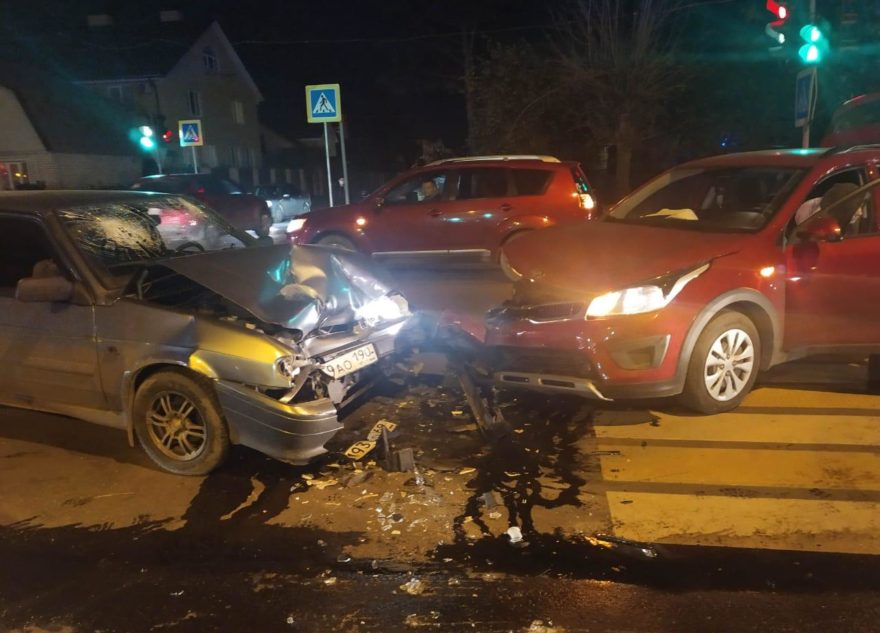 В Твери женщина не уступила дорогу "ВАЗу", пострадали три человека В Твери женщина не уступила дорогу "ВАЗу", пострадали три человека