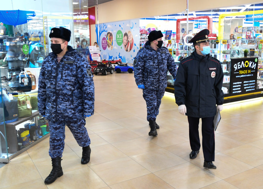 Посетителей крупнейшего тверского торгового центра проверяла полиция в масках Посетителей крупнейшего тверского торгового центра проверяла полиция в масках