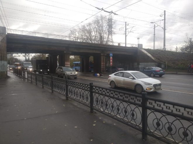 Опубликовано видео падения мужчины с путепровода в Твери