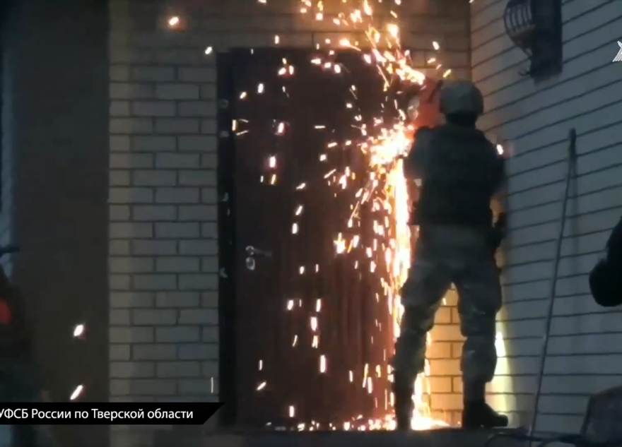 Опубликовано видео, как спецслужбы в Твери штурмуют дом взяточника Опубликовано видео, как спецслужбы в Твери штурмуют дом взяточника