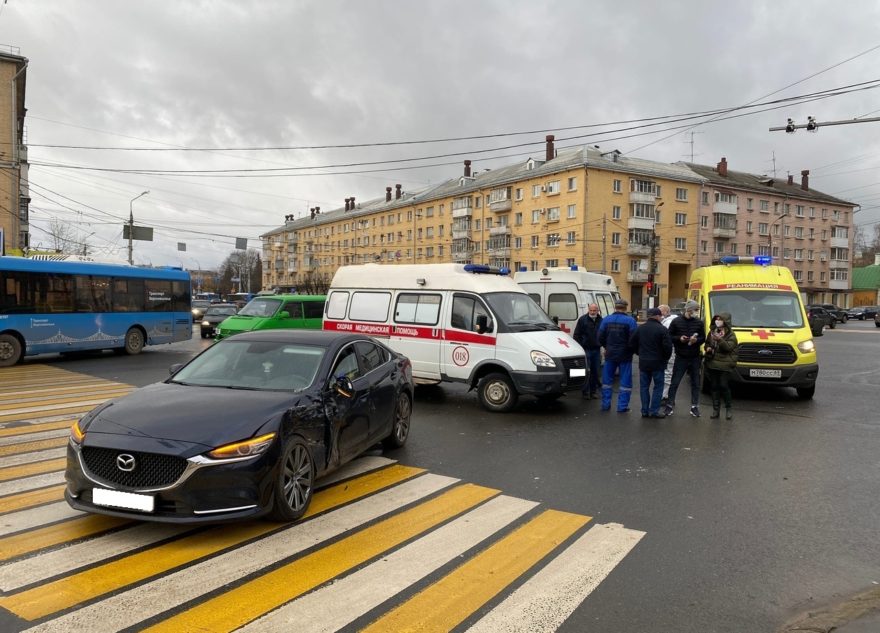 Машина скорой помощи врезалась в "Мазду" на перекрестке в Твери Машина скорой помощи врезалась в "Мазду" на перекрестке в Твери