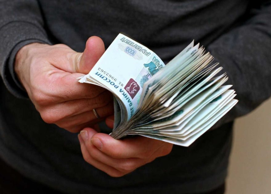 Мужчина попытался дать полицейскому в Тверской области 45 тысяч рублей Мужчина попытался дать полицейскому в Тверской области 45 тысяч рублей