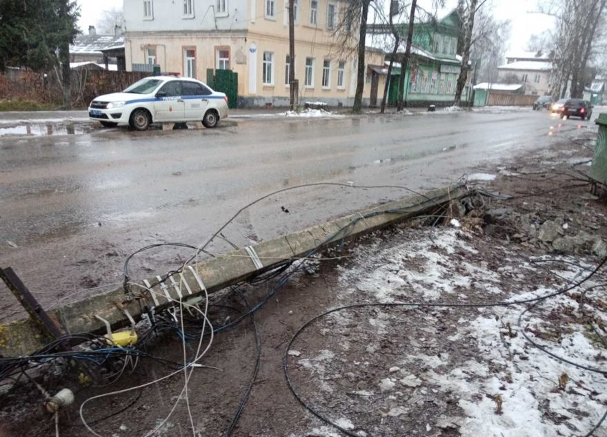 Внедорожник снёс столб в Тверской области и оставил жителей без интернета Внедорожник снёс столб в Тверской области и оставил жителей без интернета