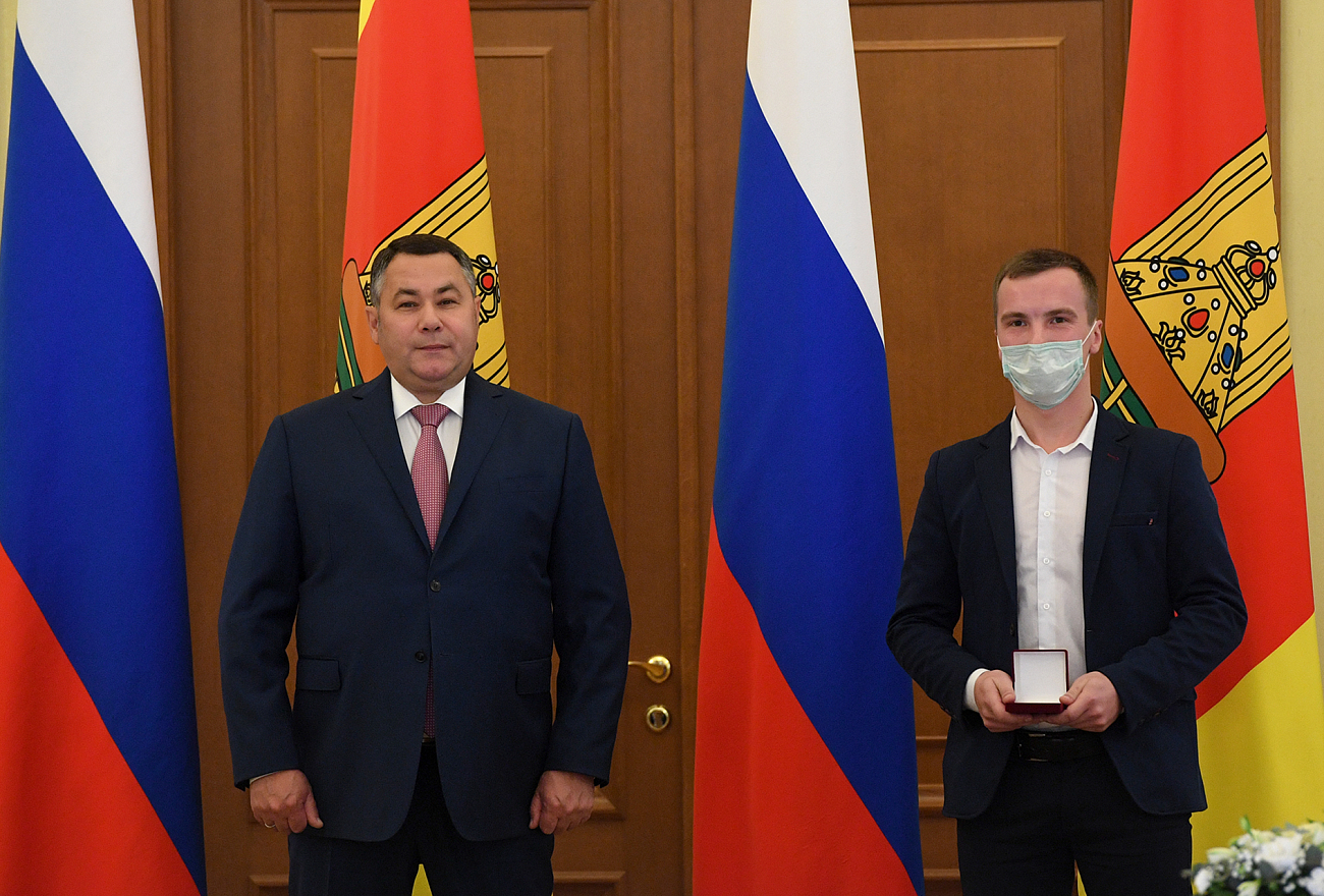 Накануне Дня народного единства Игорь Руденя вручил награды жителям Тверской области