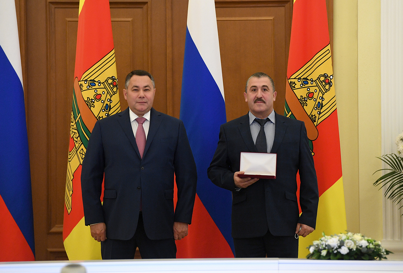 Накануне Дня народного единства Игорь Руденя вручил награды жителям Тверской области