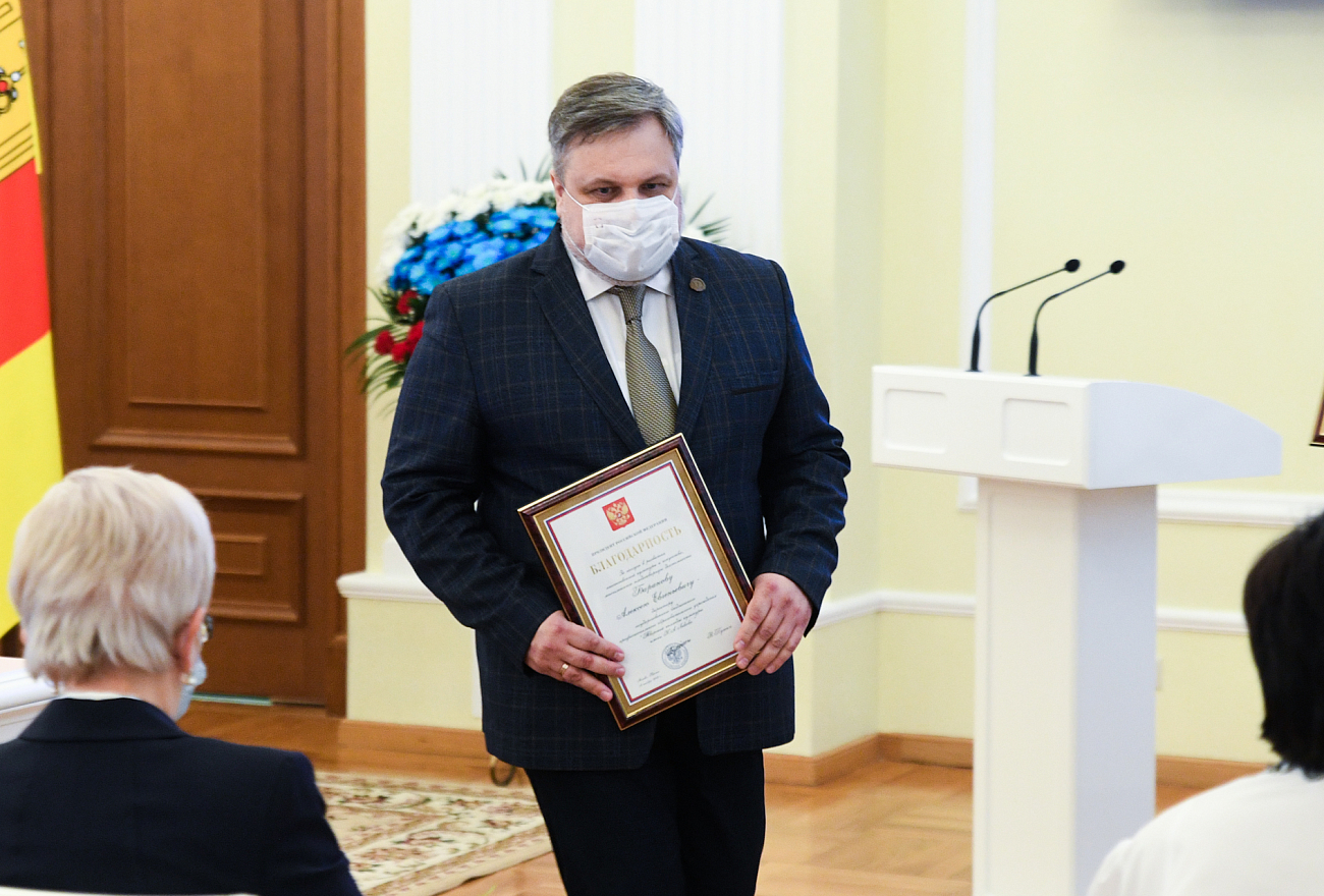 Накануне Дня народного единства Игорь Руденя вручил награды жителям Тверской области
