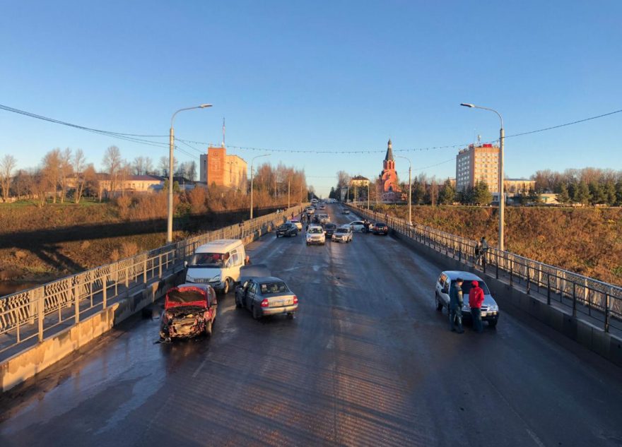 Появились подробности массового ДТП на мосту в Тверской области Появились подробности массового ДТП на мосту в Тверской области