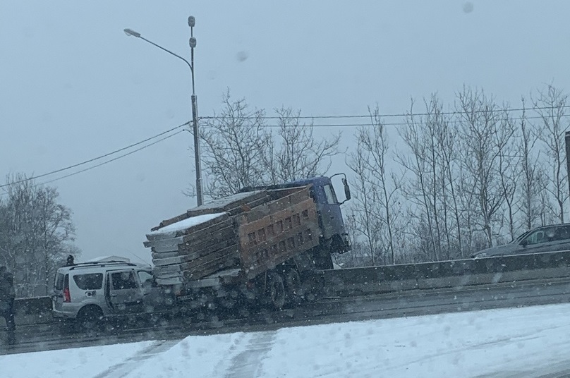Самосвал вылетел на окружную в Твери и повис на отбойнике