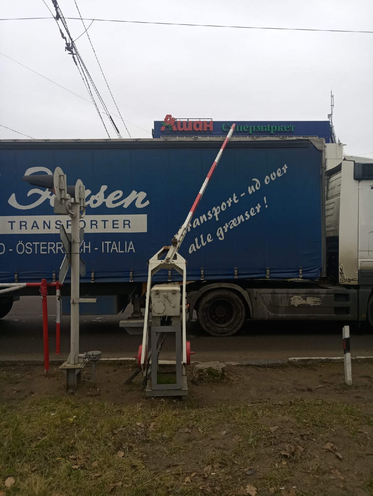"Юность умрёт в пробке": в Твери большегруз снёс шлагбаум