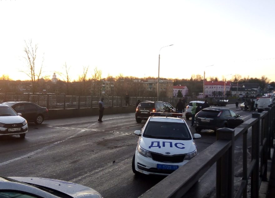 15 автомобилей столкнулись на скользком мосту в Тверской области 15 автомобилей столкнулись на скользком мосту в Тверской области