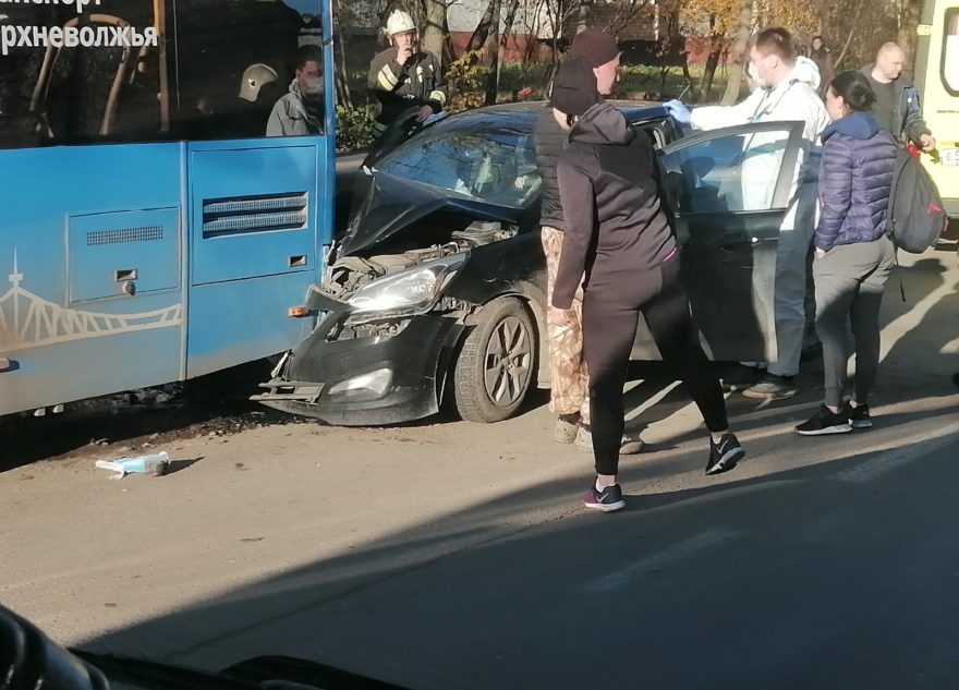 В Твери пьяная женщина на иномарке врезалась в пассажирский автобус В Твери пьяная женщина на иномарке врезалась в пассажирский автобус