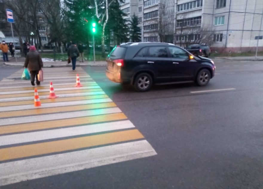 В Твери машина сбила девушку, которая перебегала дорогу на "красный" В Твери машина сбила девушку, которая перебегала дорогу на "красный"