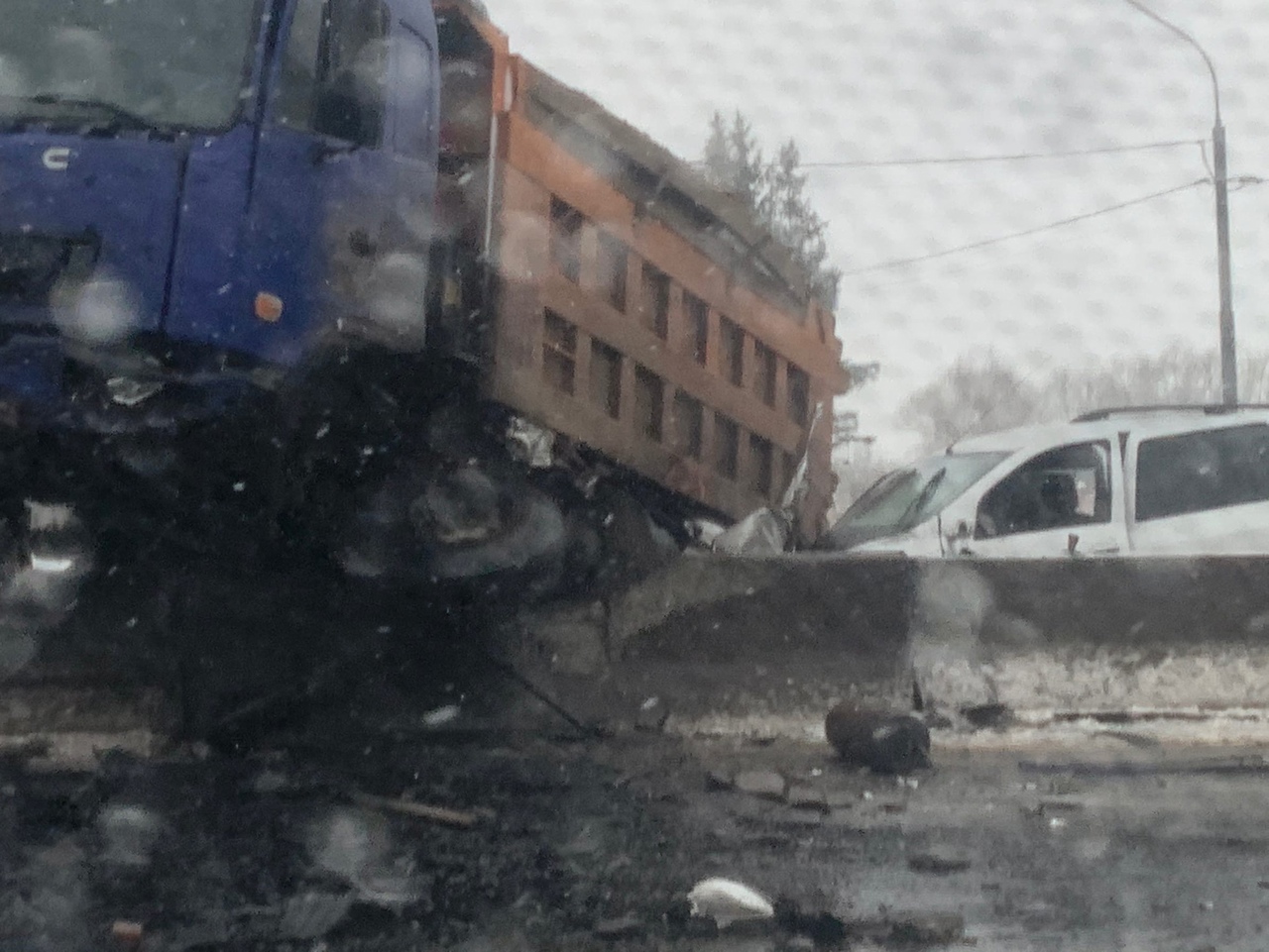 Самосвал вылетел на окружную в Твери и повис на отбойнике