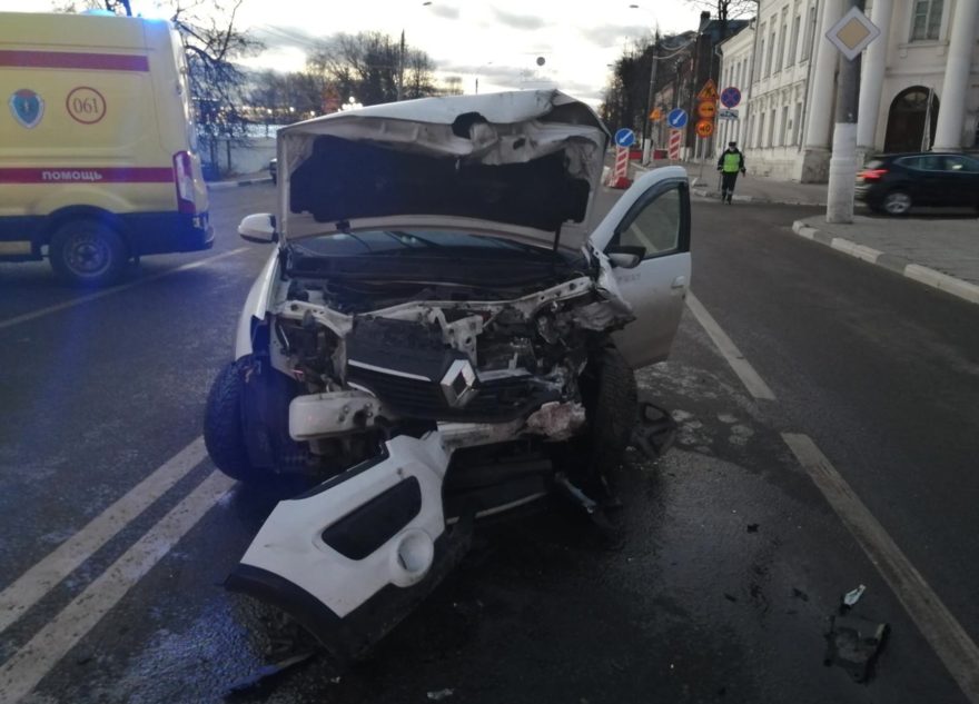 Выехавший на встречку водитель устроил ДТП с 4 автомобилями в Твери Выехавший на встречку водитель устроил ДТП с 4 автомобилями в Твери
