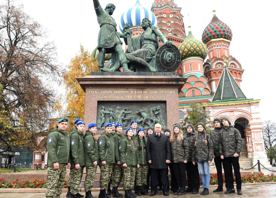 Тверская школьница встретила День народного единства вместе с Владимиром Путиным Тверская школьница встретила День народного единства вместе с Владимиром Путиным